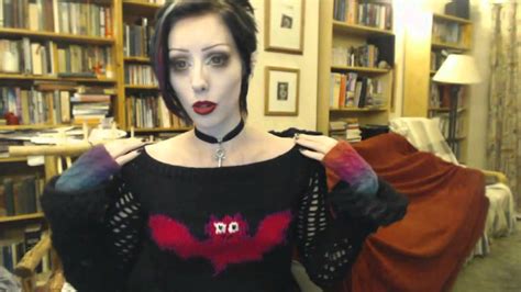 Sabe aqueles sweaters que os garotos deathrockers e goths usam com aparência de mal feito, detonado? Goth Knitting - DIY 'haul' & pattern recommendations ...