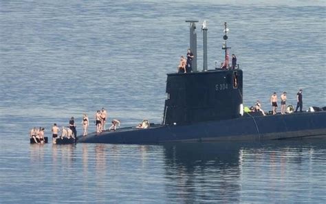 Bikinis On Submarine Sonistics