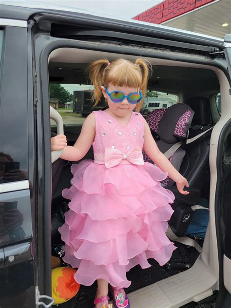 can someone make my daughter look like she s a celebrity getting out of a limo at like a red