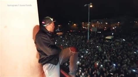 jason derulo performs for fans from his balcony after prague concert cancelled metro news