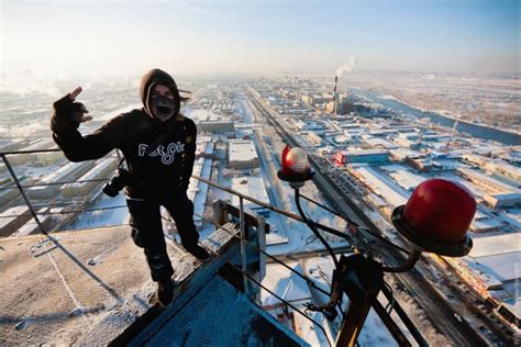 Seriously Insane Selfies From The Worlds Tallest Buildings 19 Pics