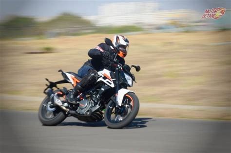It is available in only 1 variant and 2 colours. 2017 KTM Duke 250 Price, Features, Specifications