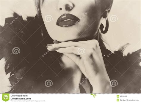 Sexy Vrij Mooie Vrouw Met Zwarte Veren Glanzende Lippensepia Retro Wijnoogst Stock Foto Image