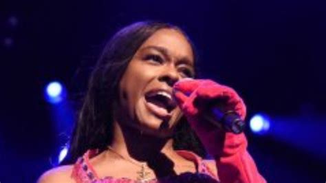 watch azealia banks gets her boobs out at wynwood pride event before quitting her show midway