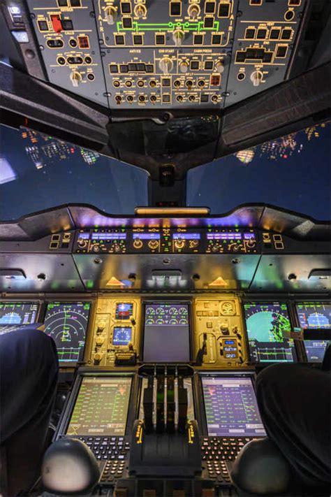 Images du cockpit, de la tour de contrôle, du tarmac. Ulrich Beinert, Cabina di pilotaggio Airbus A380 di notte ...