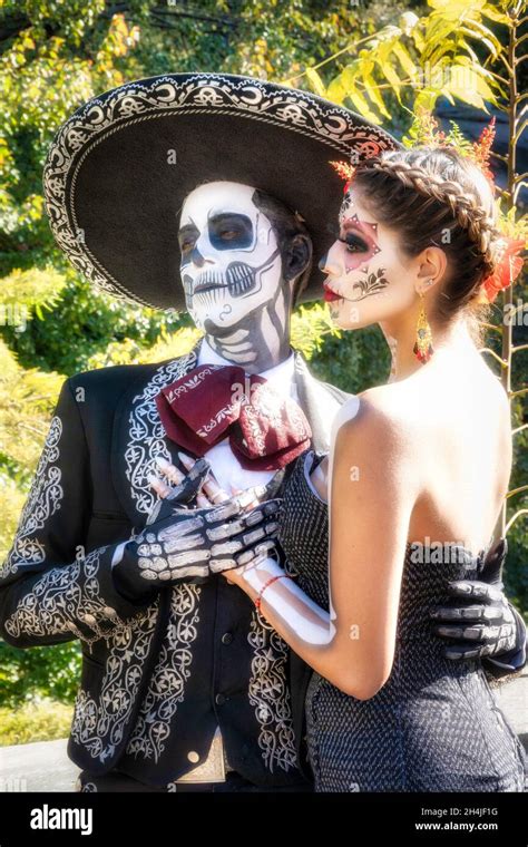 Paar Gekleidet Als La Catrina Und Señor Bones Charaktere Dia De