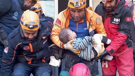 زلزلے کے کئی دن بعد بھی ملبے تلے دبے لوگوں کو زندہ بچا لیا گیا Turkiye Urdu ترکیہ اردو