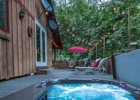 Mountain views with dramatic nighttime star and moon light. Near Leavenworth! Private, hot tub, WiFi, Fido OK, cable ...