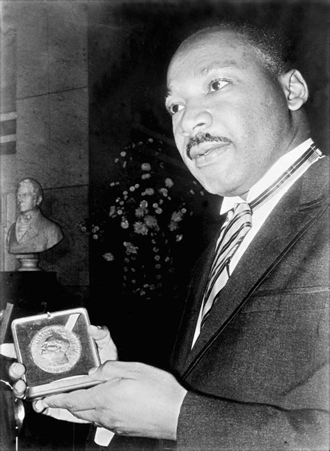 He helped make christianity slightly less toxic. Le Dr Martin Luther King obtient le prix Nobel de la Paix ...