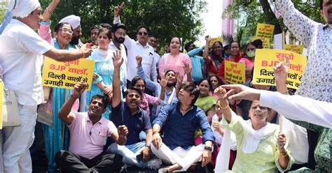 دہلی میں بلڈوزر کارروائی کے خلاف عام آدمی پارٹی سراپا احتجاج، بی جے پی دفتر کے باہر نعرے بازی