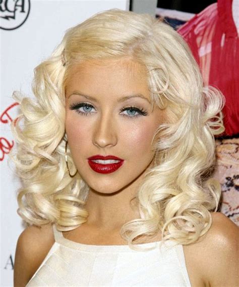 Christina Aguilera Medium Wavy Light Blonde Hairstyle ヘアスタイリング 金髪