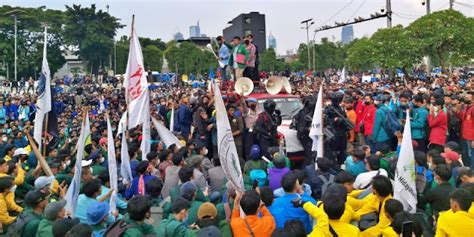 Demo Dibagi Dua Lokasi Buruh Gelar Aksi Di Dpr Dan Mahasiswa Kepung