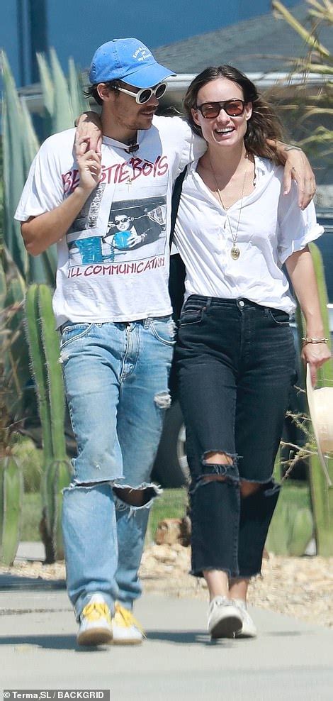 Harry Styles And Olivia Wilde Pack On The Pda While Taking A Stroll In La Duk News