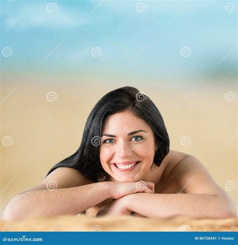 Mujer Hermosa En Bikini Que Toma El Sol En La Playa Imagen De Archivo
