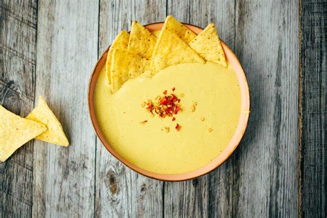 Make your own cheesy vegan nacho dip VEGANE VIBES