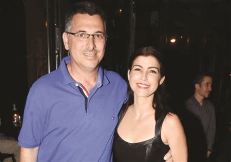 הגישה את התוכנית לילה טוב ישראל של חברת החדשות בערוץ רשת 13. גאולה אבן עכשיו כולם יודעים מה יש לך בבטן! | TMI