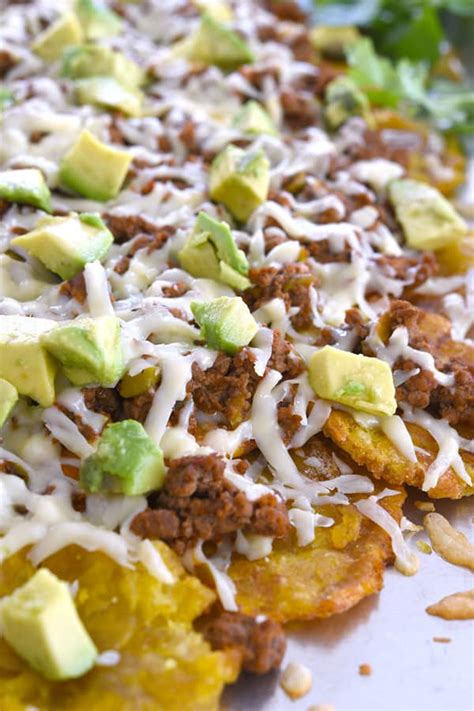 Le chips di banane sono un uno snack buonissimo per diversificare la solita merenda, incontrano il palato dei bambini, ma anche di noi grandi. Nachos arrosto con banane fritte invece di patatine fritte!