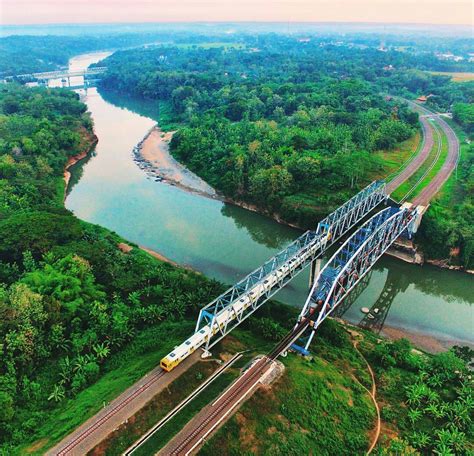 Keren Foto Jembatan Kereta Api Di Atas Sungai Progo Dilihat Dari Angkasa