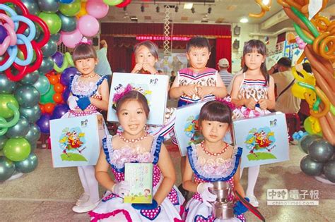 祝賀孩童以此畢業證書完成了他們學業一大步。 此幼稚園畢業證書的以創意和豐富多彩的設計爲特色，並表揚您學生的成就。 當您使用 word 中的幼稚園畢業證書時，您的檔案已完全格式化並已可供您參考。 市府貼心送畢業禮 幼童開懷 - 地方新聞 - 中國時報