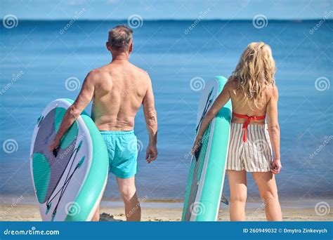 Pareja Madura Y Activa Disfrutando Del Sol En La Playa Foto De Archivo Imagen De Activo