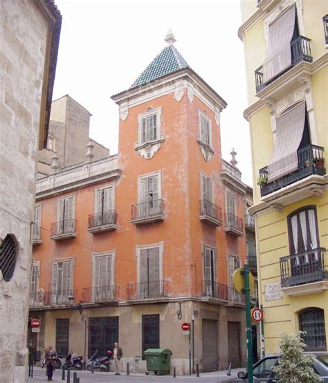 Está ubicada en una zona próxima al centro histórico de la capital y cubierta con todo. Venta de edificios singulares en Valencia | Blog ...