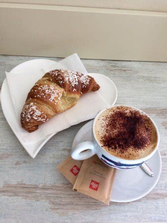 Caffe' cappuccino e cornetto dall'ingresso del caffè in europa ai cornetti di forno d'asolo, 400 anni di sono venete le radici della prima colazione più amata. Cappuccino e cornetto alla crema!: fotografía de Pannamore ...