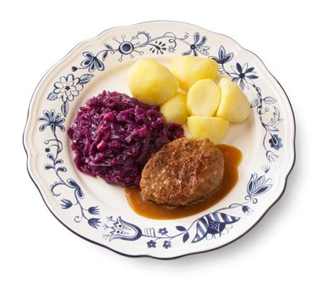 Aardappelen rode kool en gehaktbal