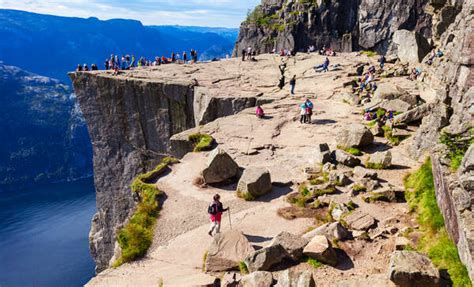 Gruppe von touristen bewundern schöne aussicht und posieren in. Bezienswaardigheden Lysefjord - ViaTioga