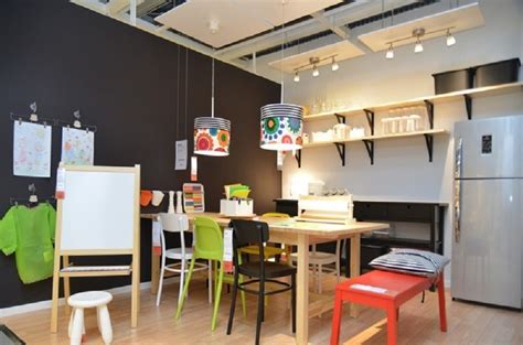 Ikea menyediakan jalan yang berliku melalui kedai diselangi dengan ruang untuk pembeli letih santai jika anda bosan mencari perabot dan isi rumah barang, terdapat ruang santai untuk merehatkan kaki anda. Perabotan Rumah Tangga Yang Berkualitas