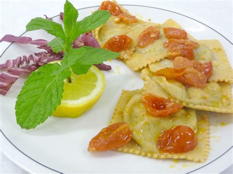 Paese che vai, uniforme che trovi. Corso Cucina | Ravioli di Branzino e Menta con Ciliegino ...