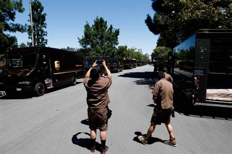 Photos Ups Drivers Pay Tribute To Late Coworker James Raybon