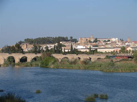 Mérida, cáceres y évora son algunas de las ciudades más cercanas a badajoz. el rio guadiana en badajoz