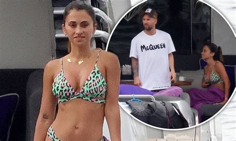 lionel messi s stunning wife antonella roccuzzo shows off her figure daily mail online