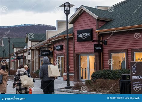 New York January2019 People Shop At Woodbury Common Premium Outlet On