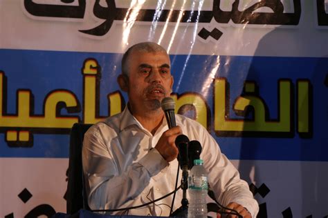 السنوار يعزي أحد قادة كتائب القسام. السنوار : "القسام وسرايا القدس يعملون ليل نهار لصد العدوان ...