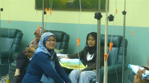 Terapi radiasi berguna untuk semua peringkat kanser, samada percubaan untuk menyembuhkan penyakit. 5 Jenis Rawatan Kanser Yang Memerlukan Kos Yang Tinggi ...