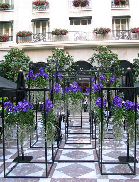 He is an aspiring floral designer and he has managed to work up to a large event in new york city. Jeff Leatham: callas and cages | Hotel flowers, Hotel ...
