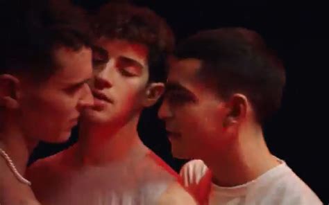 Netflix divulga nova fase de Elite com vídeo de trisal gay e fãs