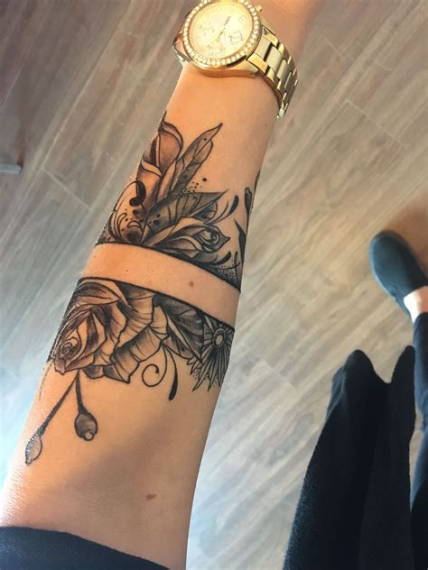 Pin By Réka Kádas On Tetoválások Armband Tattoo Design Flower Wrist