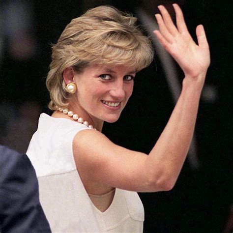Diana hercegnő kék bársonyruháját a sikertelen aukció után egy brit intézmény vásárolta meg. Diana hercegnő élete képekben