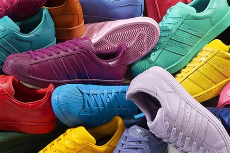 En la actualidad, adidas trabaja muy duro para que su silueta recupere el brillo de entonces y para ello las ofrece como lienzo en blanco a los grandes nombres que colaboran con ella, como pharrell williams, david beckham, rita ora y damiam lillard. Pharrell Williams x adidas Originals Superstar Collection ...