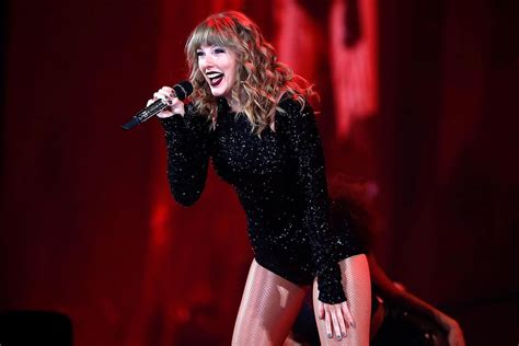 Taylor Swift Signs Record Deal With Universal Music Group