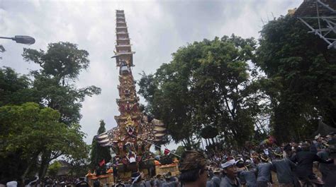 Daftar Upacara Adat Bali Ngaben Hingga Ngerupuk Suarabaliid