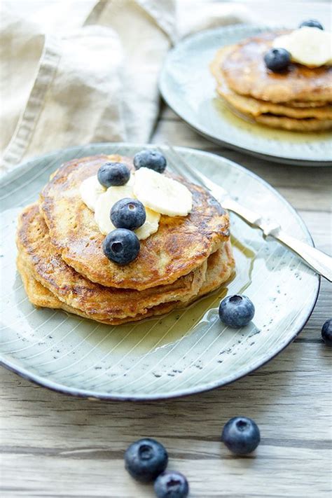 Rezepte weiter einschränken bananenkuchen erhält durch die baumnüsse im rezept eine besonders gute geschmacksnote und duftet verführerisch. Gesunde Vollkorn Bananen Pancakes mit Dinkel und Bananen ...