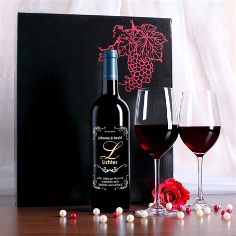 Nicht selten ist man mehrmals im jahr zu einer hochzeitsfeier eingeladen. Weinglas-Set mit gravierter Rotweinflasche zur Hochzeit in edler Geschenkbox