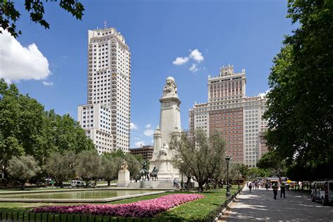 La zona horaria de la capital madrid está siendo utilizada. Plaza de España, Madrid - Wikipedia