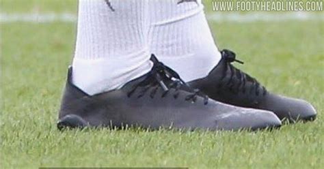 Raheem sterling (born 8 december 1994) is a british footballer who plays as a left midfield for the england national team. Kein Vertrag: Sterling läuft in alten Nike Phantom Venom ...