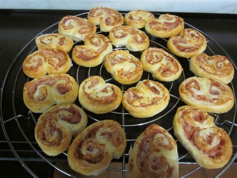 Fate lo stesso anche dall'altro lato e premete leggermente i due rotolini uno contro l'altro, per farli ben aderire fra di loro. Cuciniamo con Daniela: Antipasto di pasta sfoglia e ...