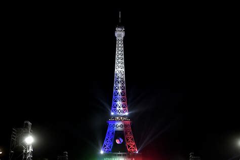 La Tour Eiffel Sillumine En Bleu Blanc Rouge Après La Victoire Des