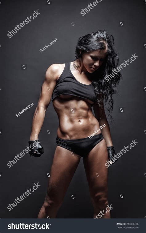 Sexy Young Muscled Fitness Brunette Girl Foto Stock 213066106